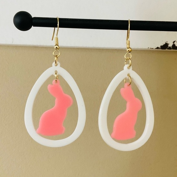 - New Easter Pink & White Egg And Bunny Cute Stylish Dangle Drop Earrings - Picture 1 of 7